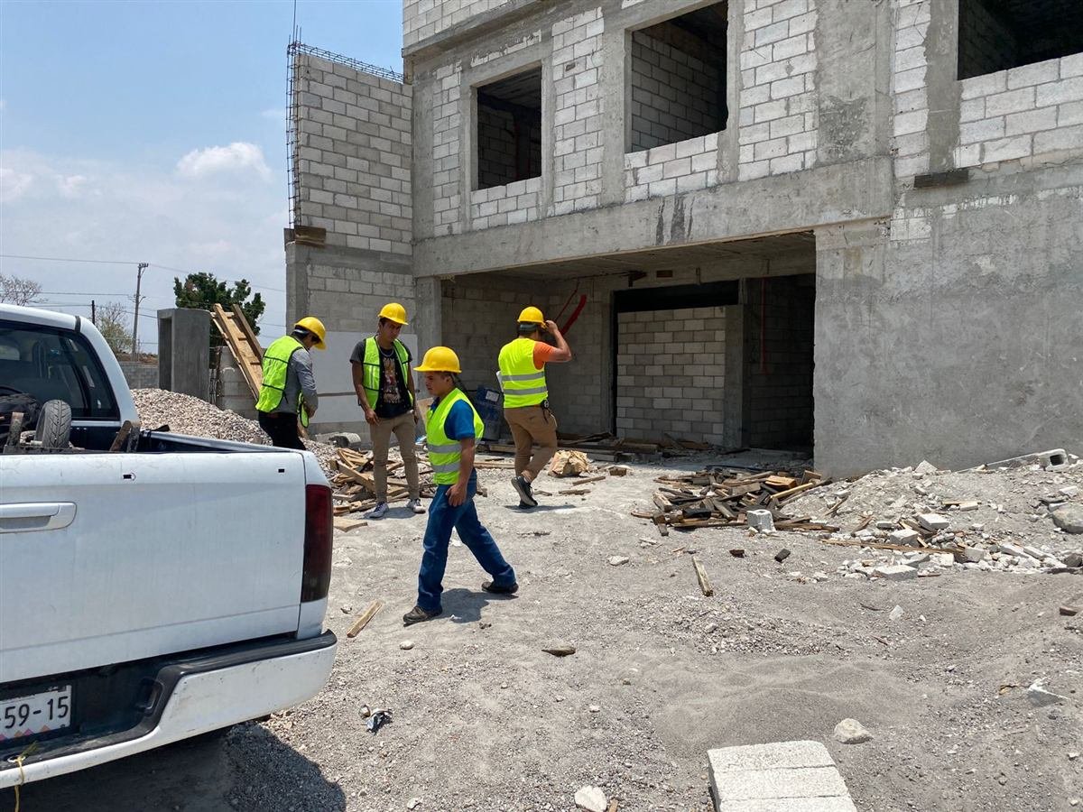 Equipo de Gran Espacio supervisando una residencia en etapa de obra negra